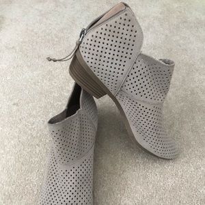Kenneth Cole Reaction - Light tan booties